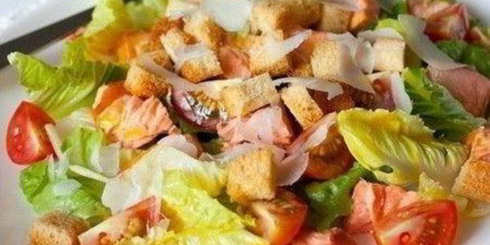 Как приготовить салат цезарь с лососем с помидорами черри