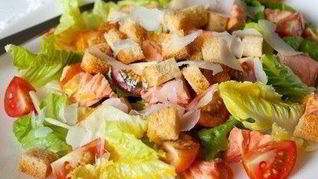 Рецепт Салата Цезарь с лососем с помидорами черри