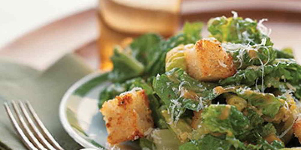 Как приготовить салат цезарь с маринованной обжаренной куриной грудкой и классической заправкой с вустерширским соусом