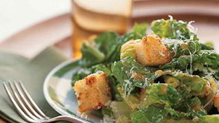 Рецепт Салата Цезарь с маринованной обжаренной куриной грудкой и классической заправкой с вустерширским соусом