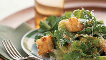 Рецепт Салата Цезарь с маринованной обжаренной куриной грудкой и классической заправкой с вустерширским соусом