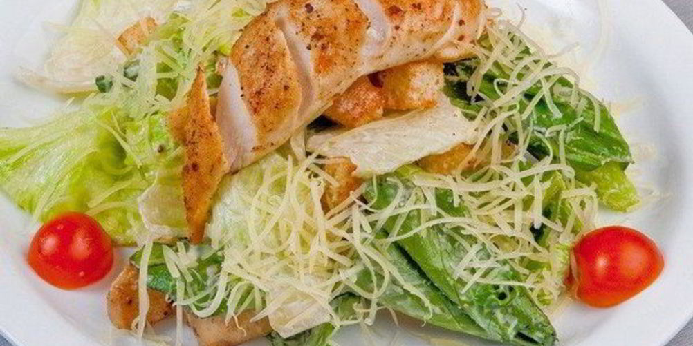 Как приготовить салат цезарь с медовым куриным филе