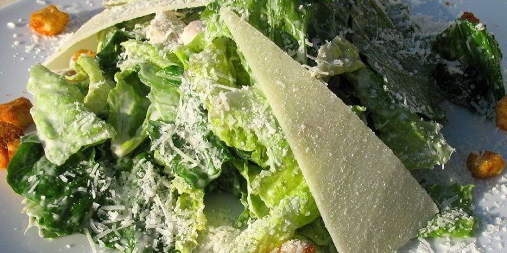 Как приготовить салат цезарь с перепелиными яйцами