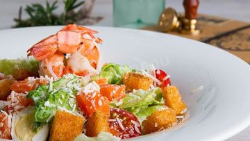 Рецепт Салата цезарь с семгой и креветками