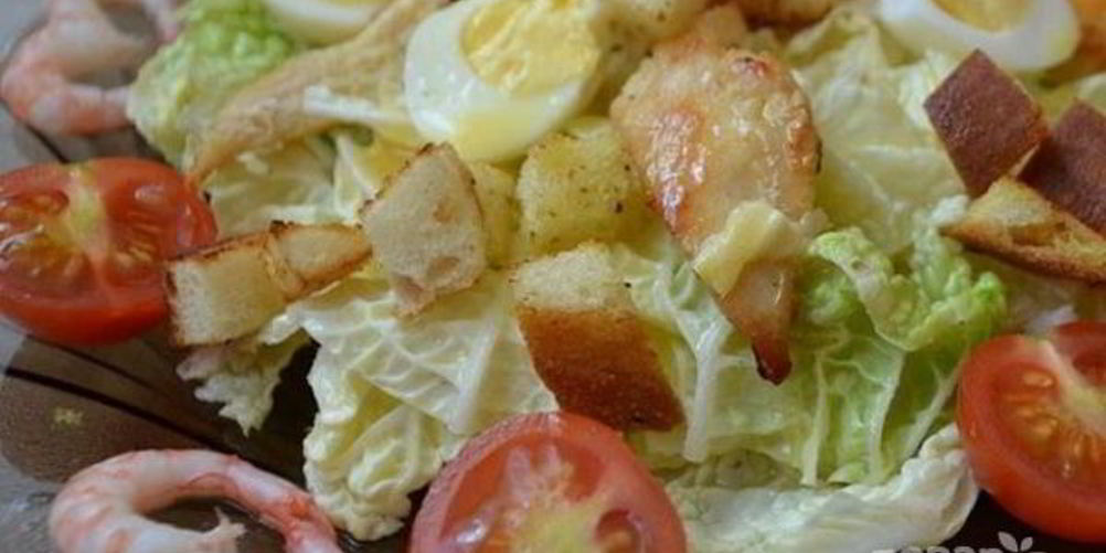 Как приготовить салат цезарь с жареной курицей и креветками