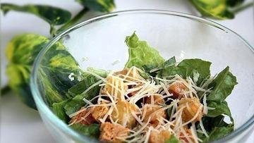 Рецепт Цезаря без курицы с сухариками