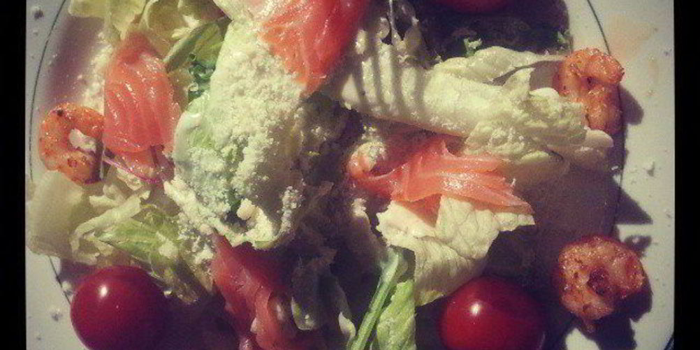 Как приготовить цезаря с креветками и красной рыбой