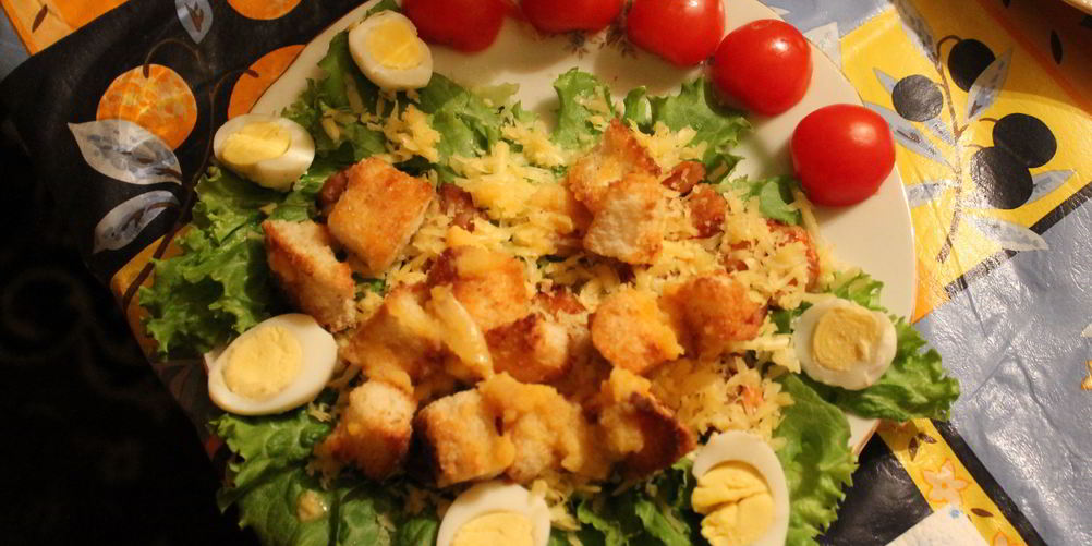 Как приготовить цезаря с креветками, сыром, грецкими орехами и гренками