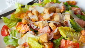 Рецепт Цезаря с лососем и помидорками черри