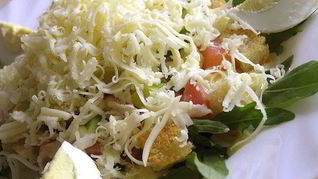 Рецепт Цезаря с семгой на листьях руколы