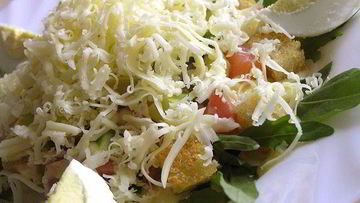 Рецепт Цезаря с семгой на листьях руколы