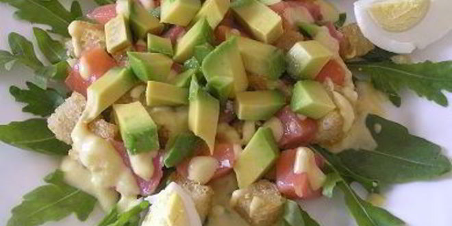 Рецепт цезаря с семгой на листьях руколы