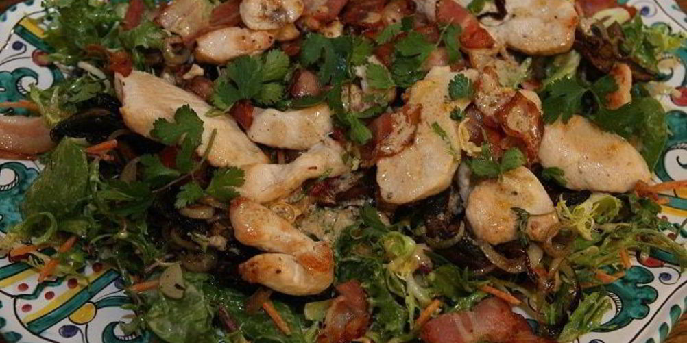 Как приготовить теплый салат с курицей и грибами