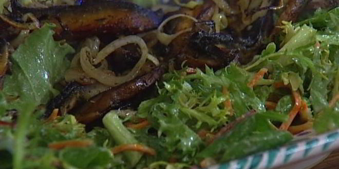 Рецепт теплого салата с курицей и грибами