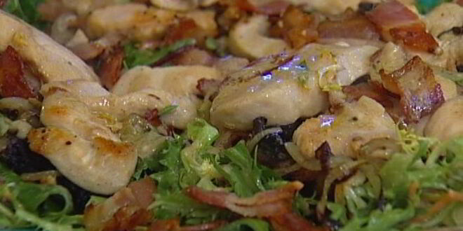 Рецепт теплого салата с курицей и грибами