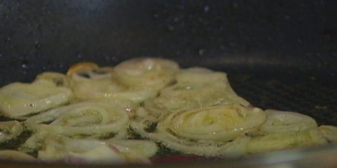 Рецепт теплого салата с курицей и грибами