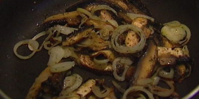 Рецепт теплого салата с курицей и грибами