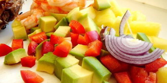 Рецепт тропического салата с креветками в ананасе