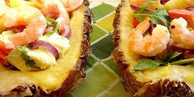 Рецепт тропического салата с креветками в ананасе