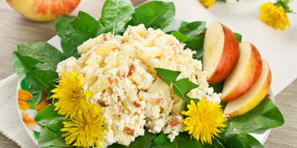 Как приготовить творожный салат с яблоками и одуванчиками
