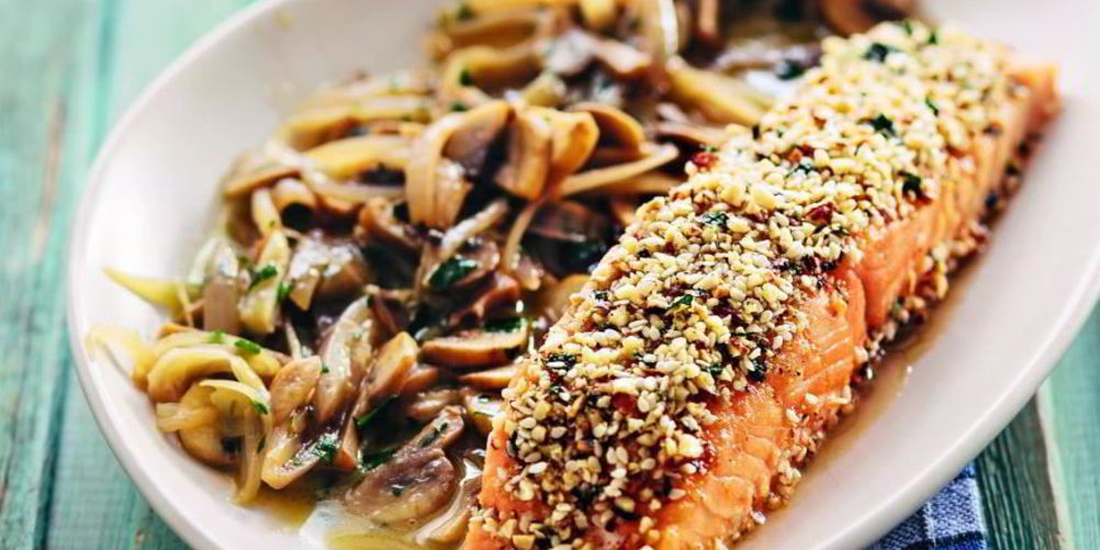Как приготовить лосося с грибным винегретом