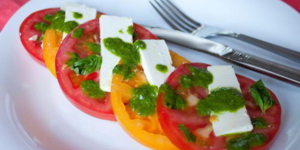 Как приготовить помидоры с фетой и базиликовым винегретом