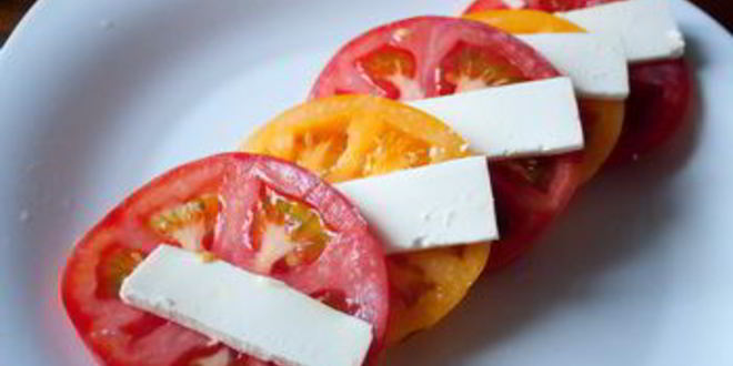 Рецепт помидоров с фетой и базиликовым винегретом