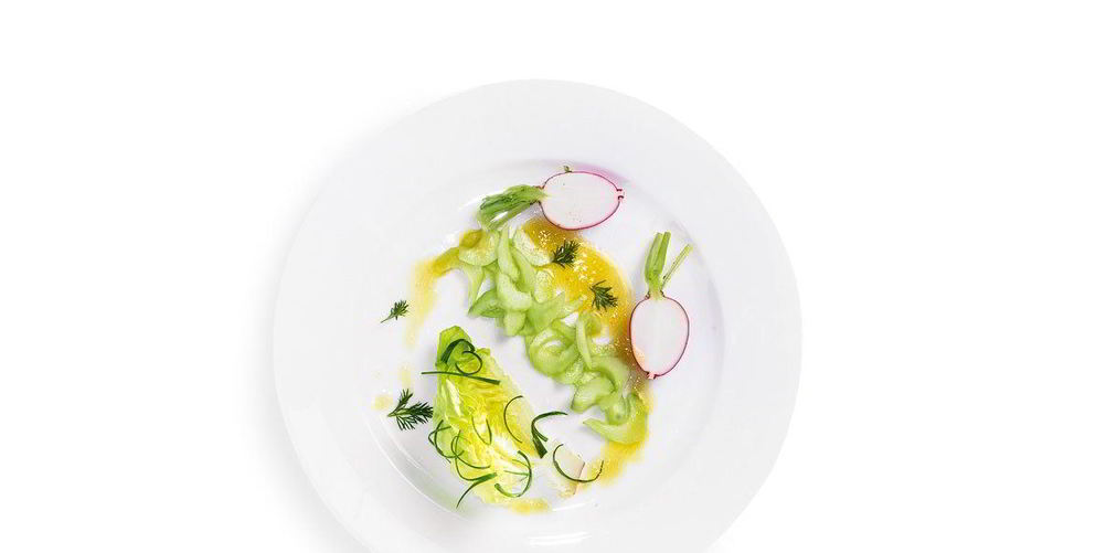 Как приготовить салат из молодых овощей с винегретом из флердоранжа