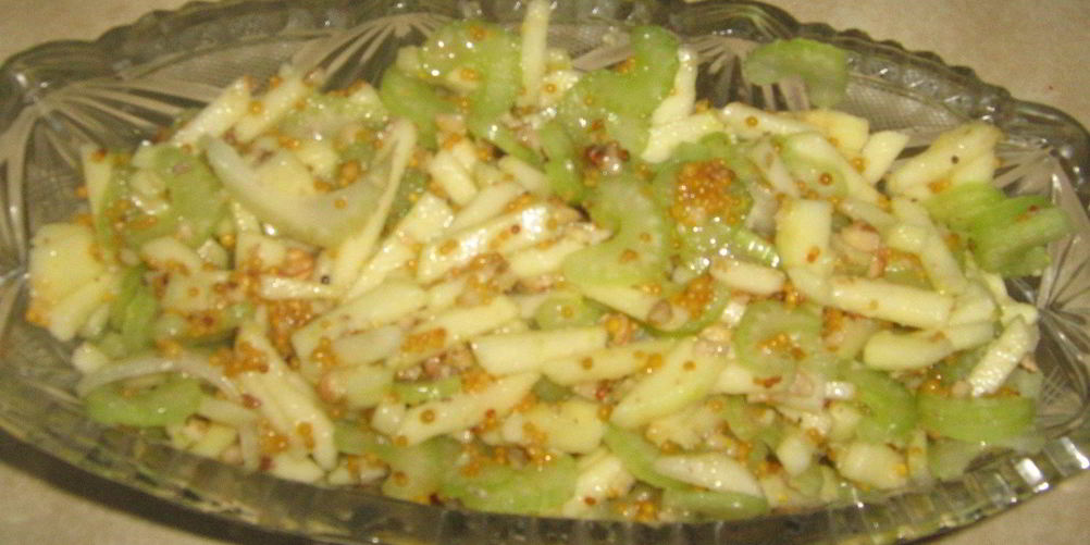 Как приготовить салат из сельдерея и яблок с горчичным винегретом