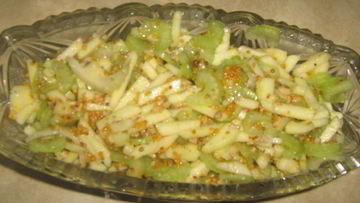 Рецепт Салата из сельдерея и яблок с горчичным винегретом