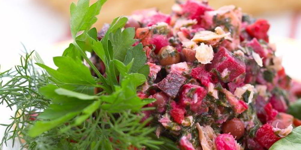Как приготовить салат винегрет с морской капустой и рыбой