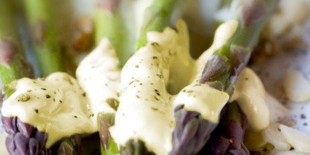 Как приготовить спаржу с винегретом из фундука