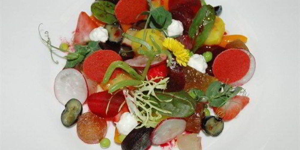 Как приготовить винегрет с чипсами из томатов и ежевики