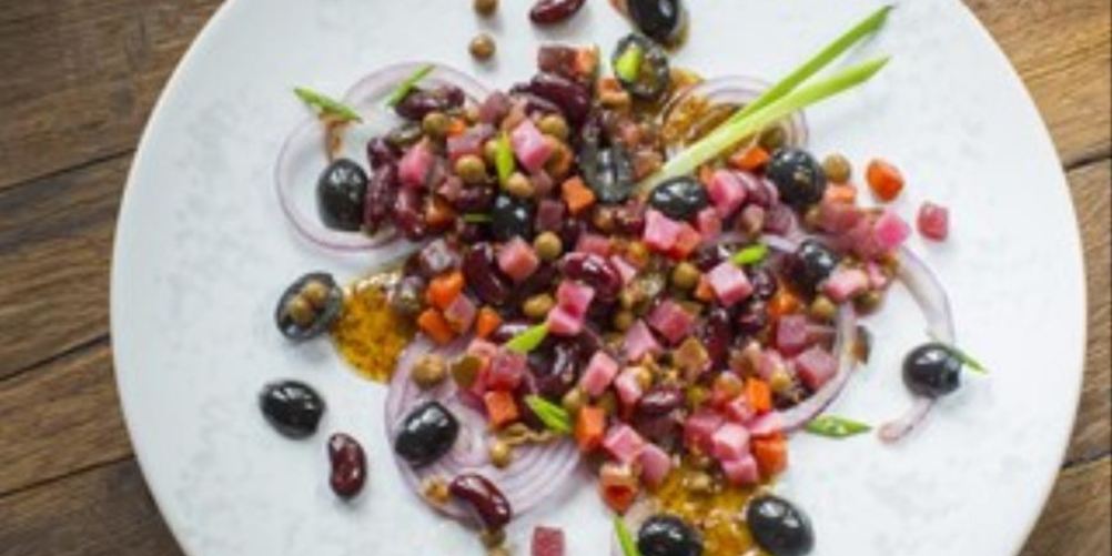 Как приготовить винегрет с красной фасолью, маслинами и медово-горчичной заправкой