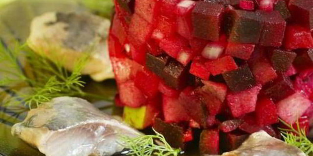 Как приготовить винегрет с яблоками и сельдью