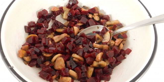 Рецепт винегрета с жареными шампиньонами и квашеной капустой