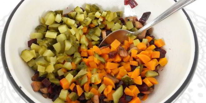 Рецепт винегрета с жареными шампиньонами и квашеной капустой