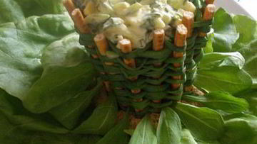 Рецепт Яичного салата с рукколой в луковой корзинке