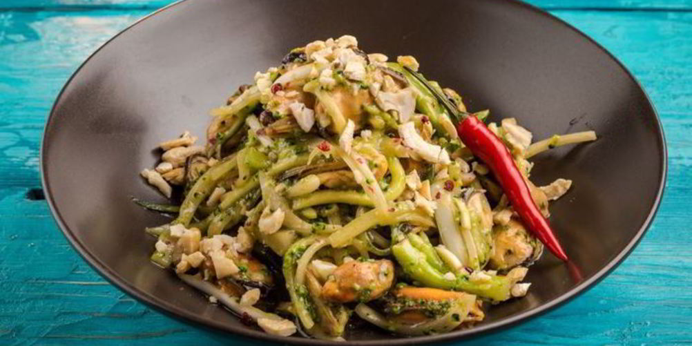 Как приготовить зеленый салат с мидиями