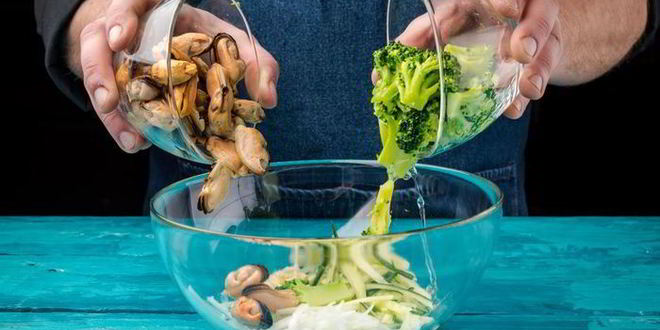 Рецепт зеленого салата с мидиями