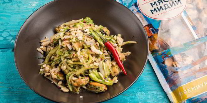 Рецепт зеленого салата с мидиями