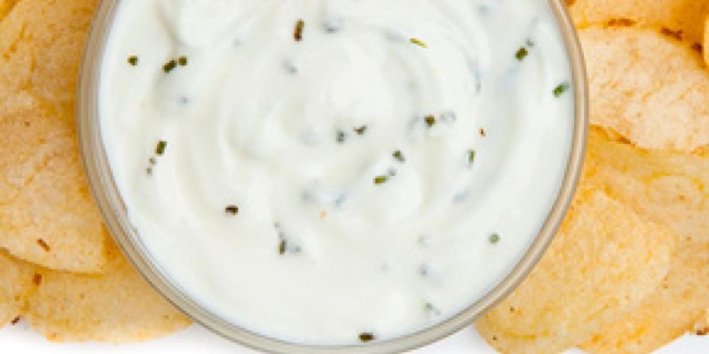 Как приготовить белый соус с травами и чипсы