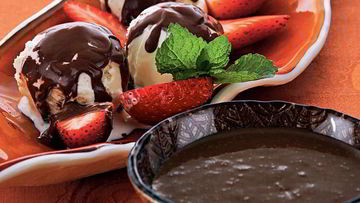 Рецепт Шоколадного соуса с клубникой и виски