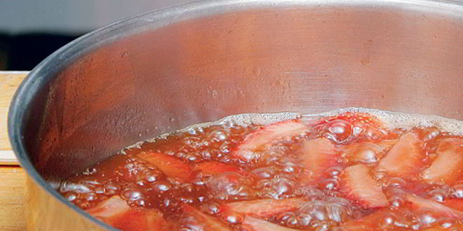 Рецепт шоколадного соуса с клубникой и виски