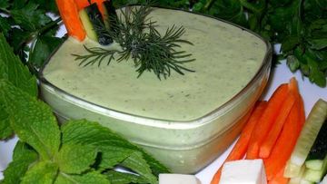 Рецепт Соуса из феты с чесноком и зеленью