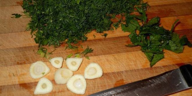 Рецепт соуса из феты с чесноком и зеленью