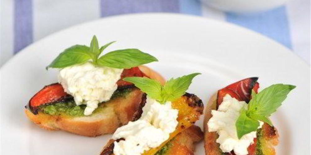 Как приготовить брускетту с соусом песто, запеченными перцами и козьим сыром