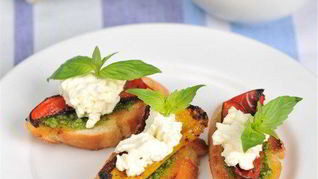 Рецепт Брускетты с соусом песто, запеченными перцами и козьим сыром