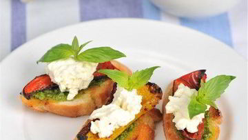 Рецепт Брускетты с соусом песто, запеченными перцами и козьим сыром