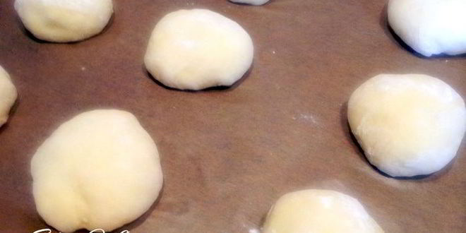 Рецепт булочек с соусом песто